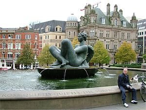 300px-The_River_aka_The_Floozie_in_the_Jacuzzi_-_Victoria_Square_-_Birmingham_-_2005-10-136